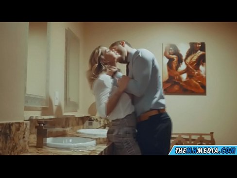 ❤️ Döşlü sarışın sizi ictimai tualetdə aldatdıqda ❤️❌ Super porno bizdə